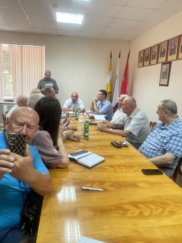 Заседание - в разгар отпускного сезона