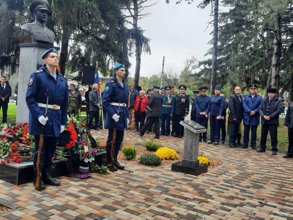 Бюст на родине Героя