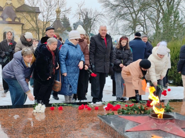 От благодарных потомков