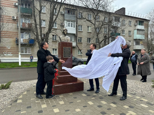 Открыт памятник Герою Советского Союза